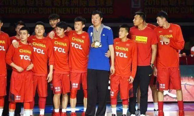  传奇球星退役仪式举行，球迷含泪送别偶像  