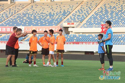  赛前训练开放日，球迷零距离接触球星