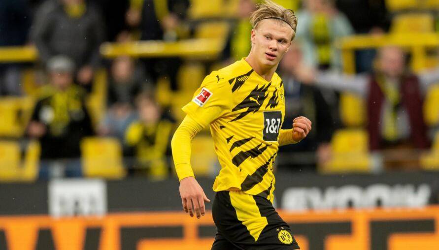  足坛新星闪耀，哈兰德帽子戏法惊艳全场