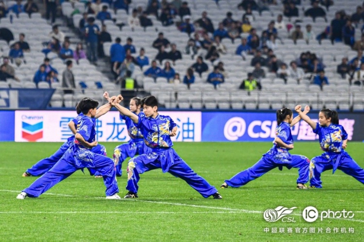  升班马展锋芒，主场力克传统豪强