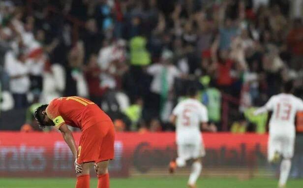 中场核心远射世界波,助球队登顶榜首