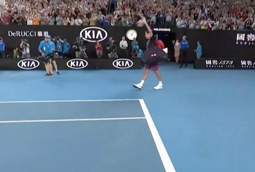 费德勒出席元老赛开幕式,传奇归来引全场起立致敬