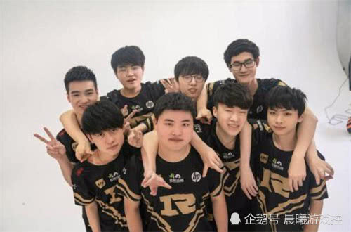 电竞选手刻苦训练磨砺精湛技艺